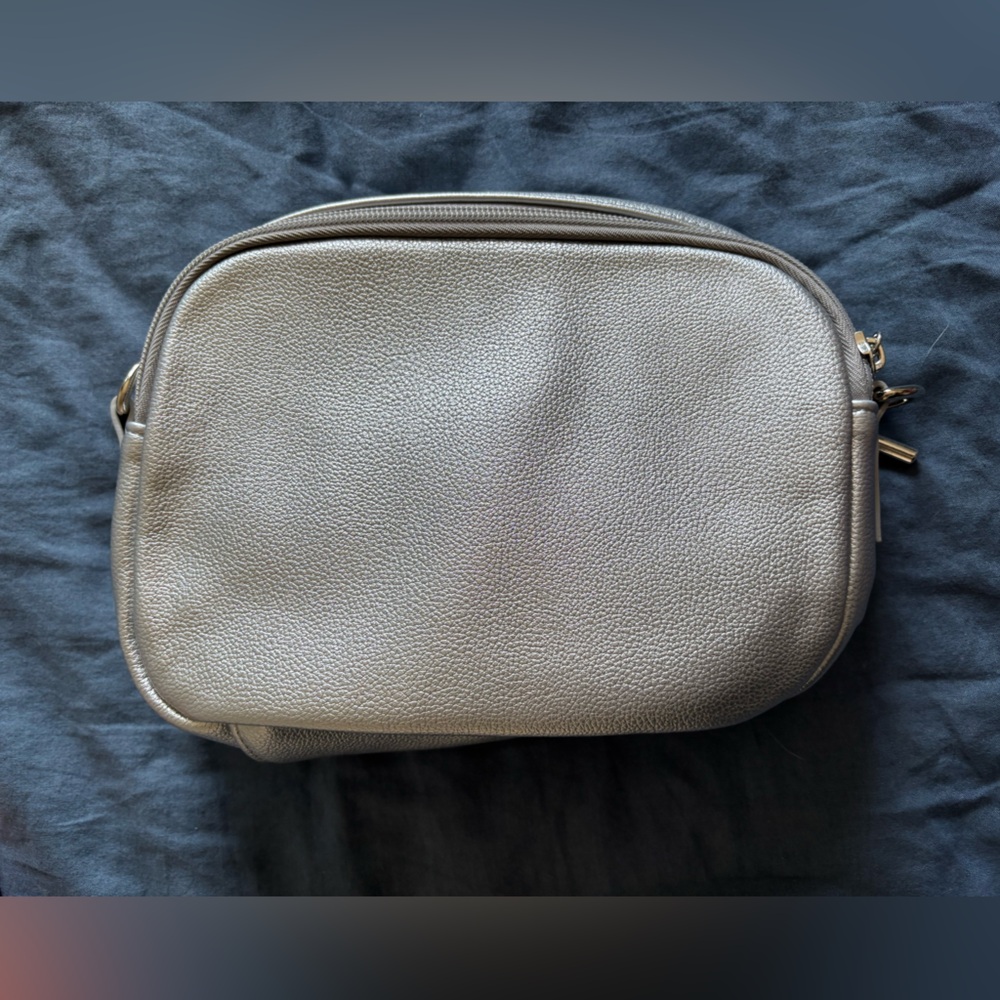 NWOT Thirty One Limited Edition Double Zip Crossbody Bag in Metallic Silver